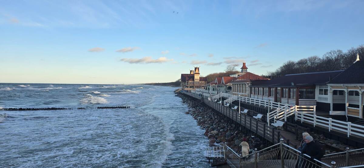 Фото автора.  Вид на кафе "Амбар". Третий день шторма.