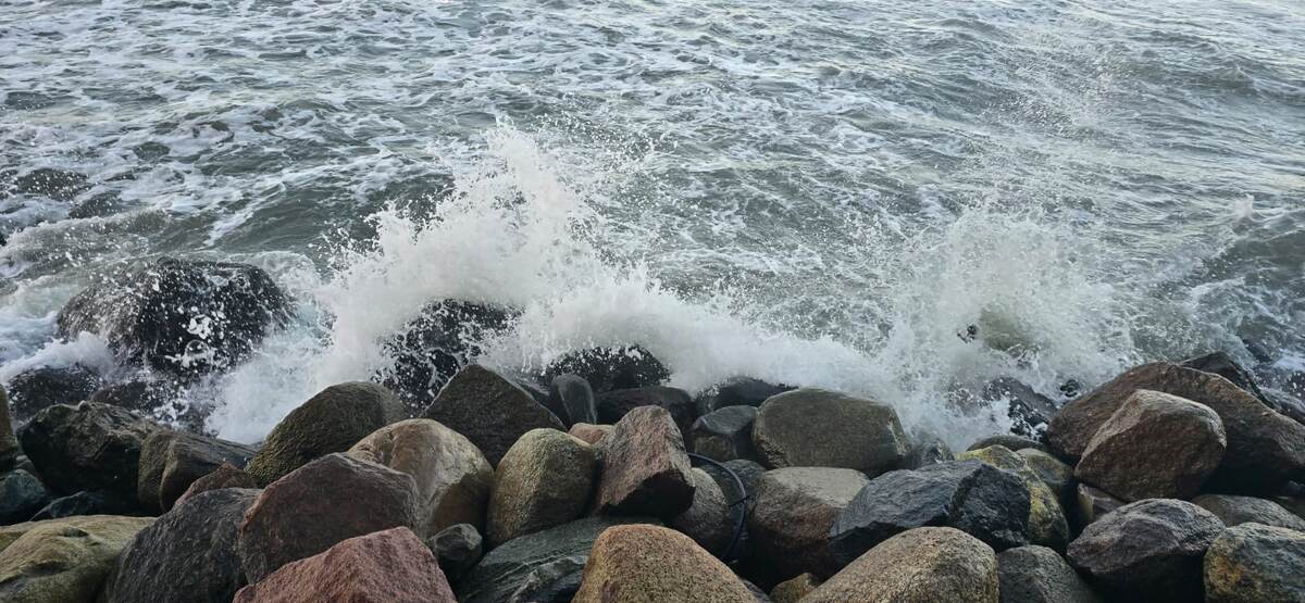 Вот такие волны разбивались о прибрежные камни. 