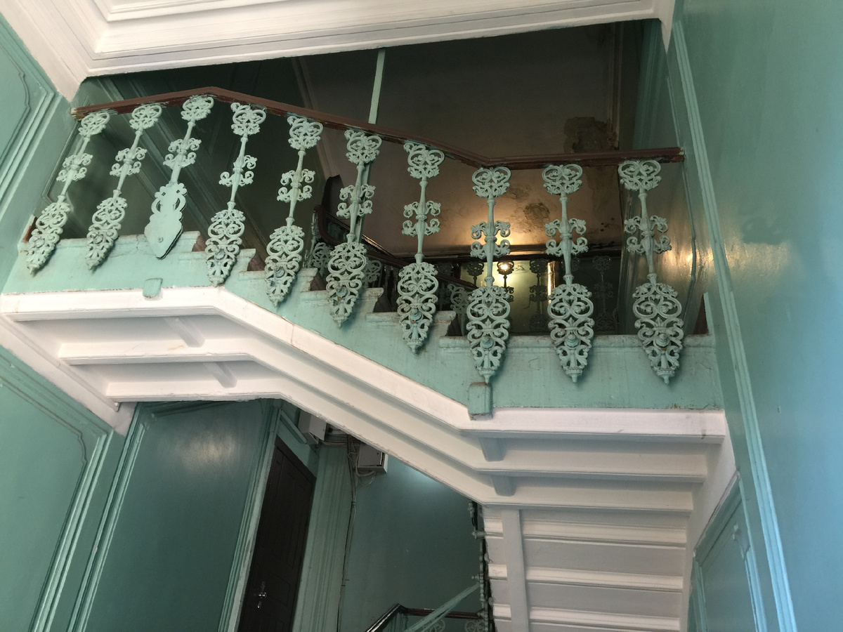 Лестница в парадной. Слева наша квартира