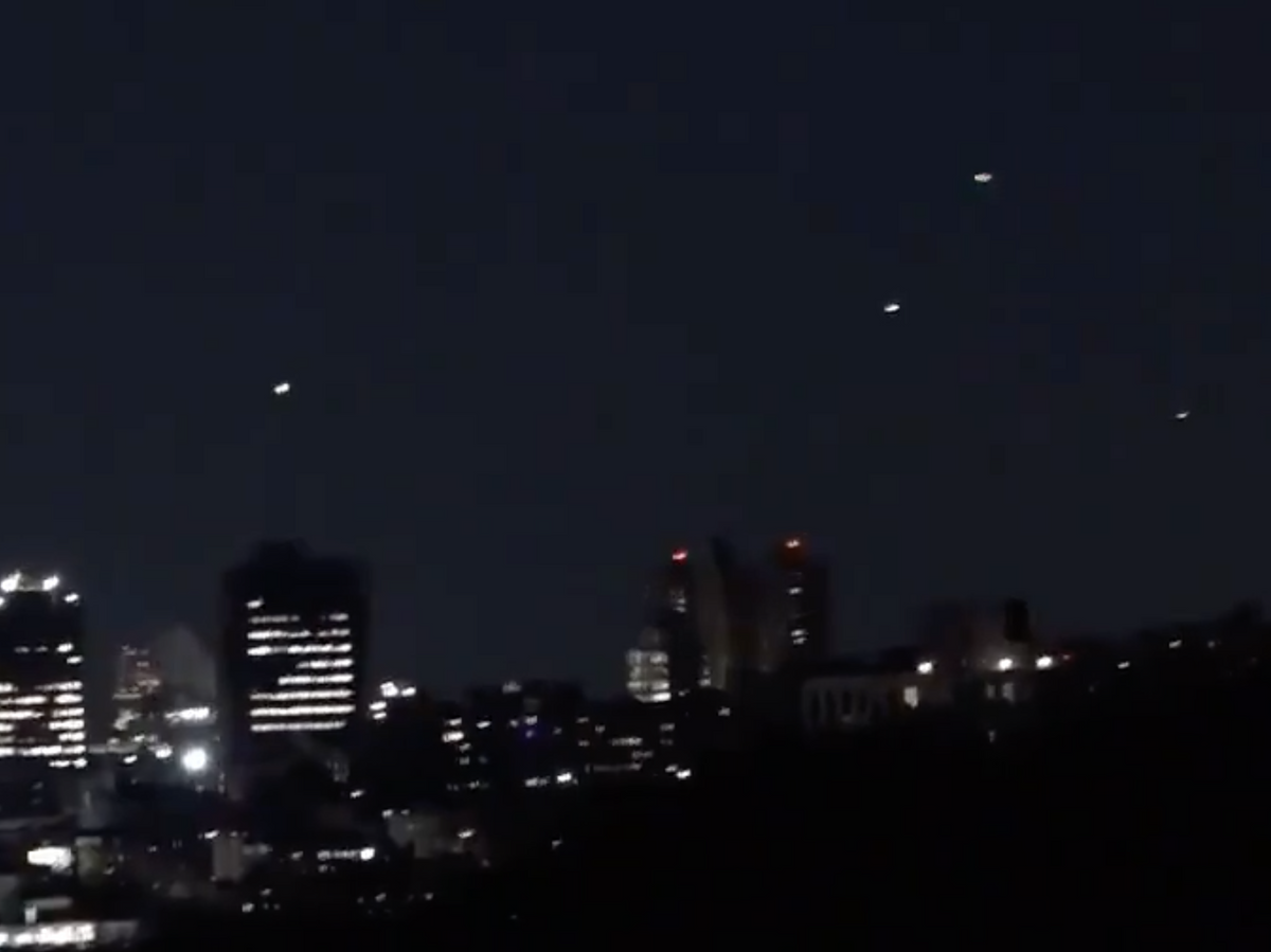   Светящиеся объекты в небе над Нью-Йорком, США. Кадр видео© Соцсети