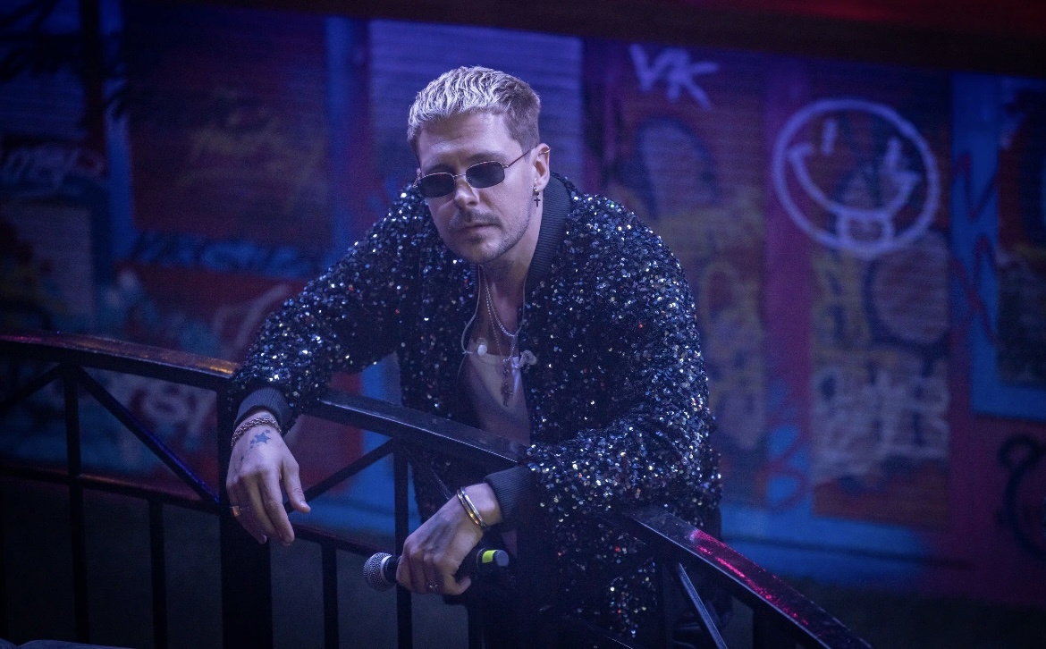 Милош Бикович. Кадр из сериала "Дайте шоу".