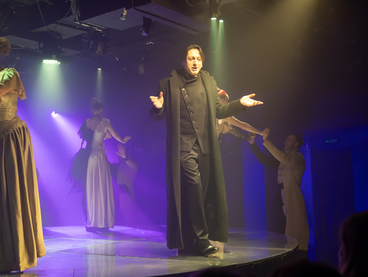 Фото PR-службы театра. Роль Чичикова исполняет Антон Багиров