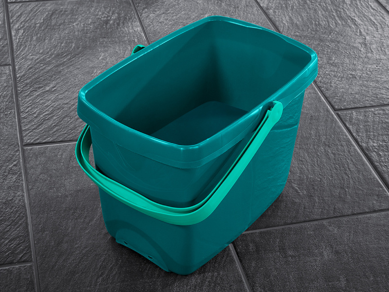 На фото: ведро Combi прямоугольное бренда “Leifheit” на 12 л