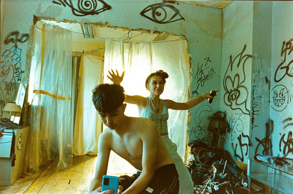    Кадр со съёмок «Птицы»: квартира главной героини мало похожа на жилой дом, в такой атмосфере и растёт Бэйли