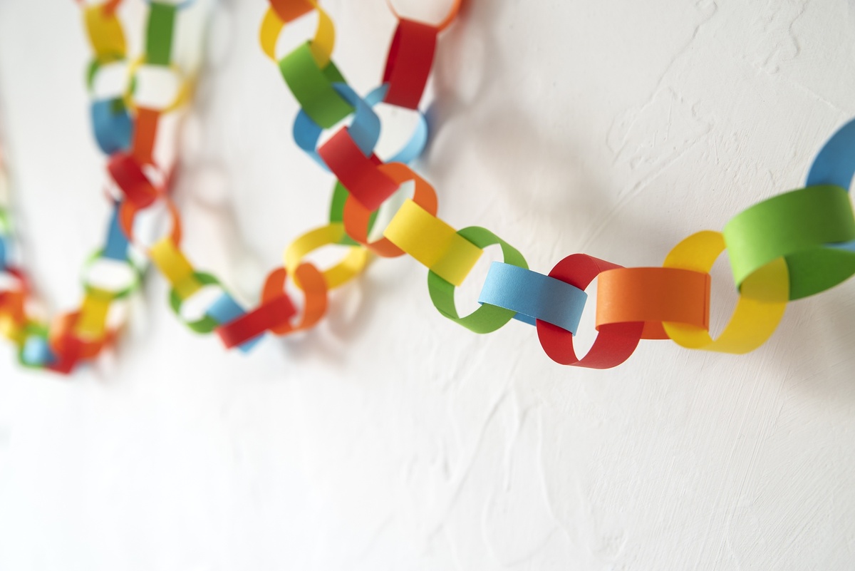    Самый простой и бюджетный способ - сделать гирлянды своими руками. / Фото: freepik.com