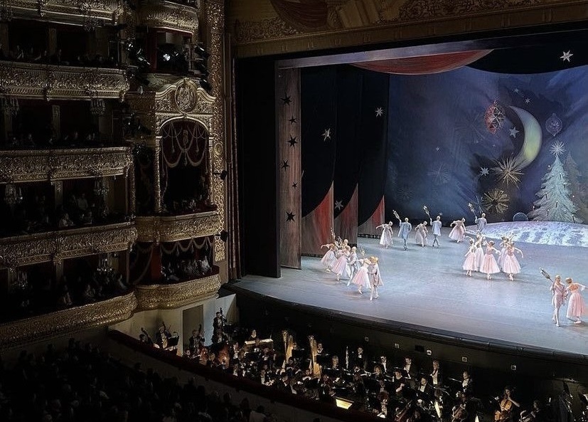 Величественно, роскошно и… спекулятивно! Из-за посредников, перекупщиков и вечных сезонных очередей у театра, руководство Большого театра ввело новые правила покупки
