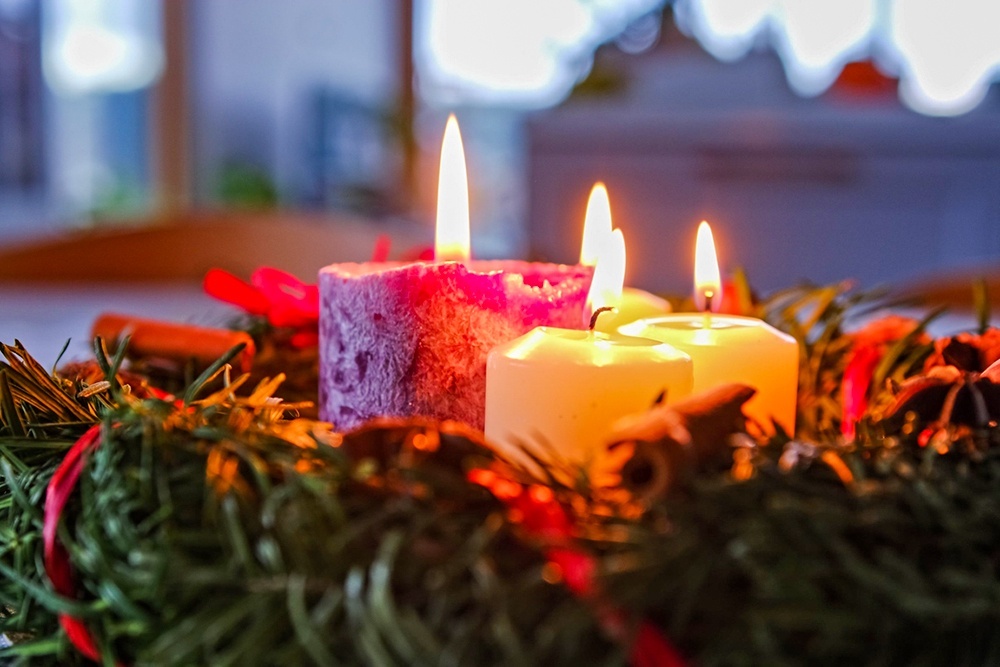    Венок - часть рождественской символики. Круг - это вечная жизнь, которую получает человек после воскресения, зеленый цвет - цвет жизни, а свечи освещают мир в великий праздник. / Фото: iStock