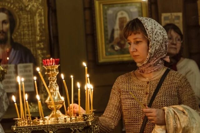    Нужно ли покрывать голову платком во время молитвы дома?