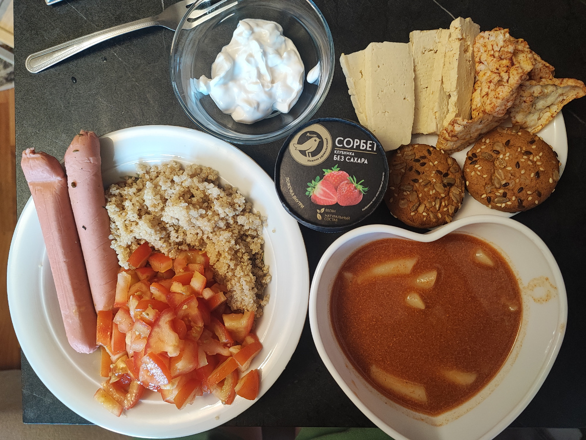 Сорбет клубника без сахара 75гр, овсяное печенье на фруктозе 39гр, тофу 75гр, сметанный крем кокосовый 62гр, Флайчипсы 10гр, киноа 106гр, сосиски 113гр, салат из помидор 214гр, токпокки 266гр. Итого: 1162.53кК.