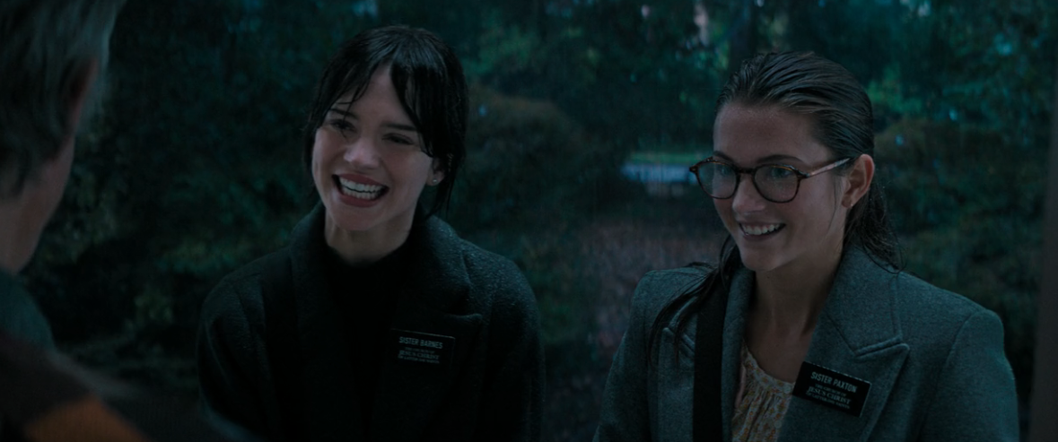 тёмненькая сестра Барнс (Софи Тэтчер) и светленькая сестра Пакстон  (Хлоя Ист)