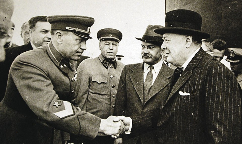    Август 1942 года. Комендант Москвы генерал-майор Кузьма Синилов приветствует премьер-министра Уинстона Черчилля. На заднем плане в центре - маршал Борис Шапошников и нарком иностранных дел Вячеслав Молотов.Фото: Office of War Information/Wikimedia Commons