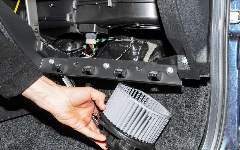    В Приоре для замены вентилятора надо разобрать полмашины, а в Гранте – демонтировать бардачок.