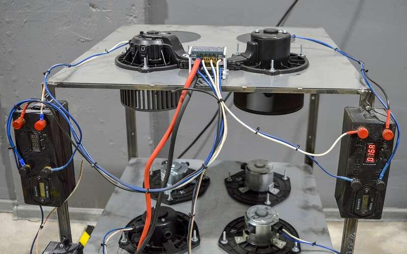    Стенд ресурсных испытаний. Счетчик наработки осуществляет непрерывный контроль тока, потребляемого каждым вентилятором.