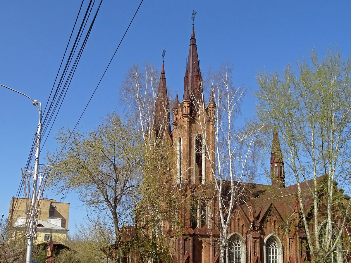     Сейчас небо над Красноярском сплошь в электрических и оптоволоконных проводах и кабелях