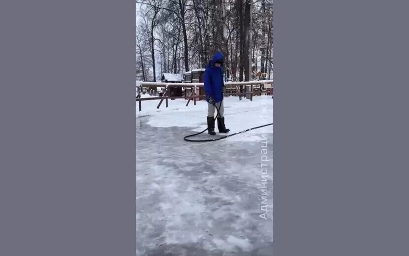    Администрация Ижевска опубликовала видеозапись процесса заливки катков в городских парках