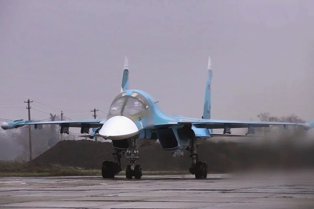    Бомбардировщик Су-34 уничтожил технику ВСУ в Курской области