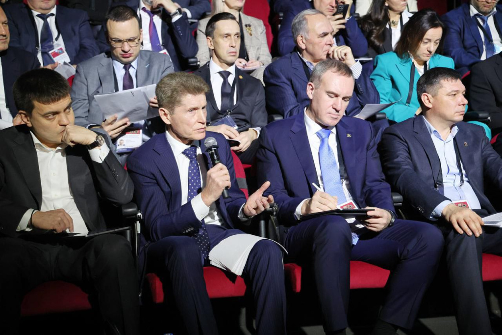 Олег Кожемяко представил перед организационным комитетом проект филиала Национального центра «Россия» / Фото: правительство Приморского края