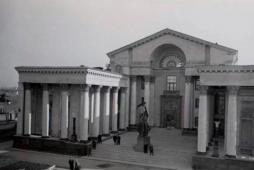 Видимо, так выглядел ДК ВИЗа в советские годы. Взял отсюда: https://ekb7.ru/viz