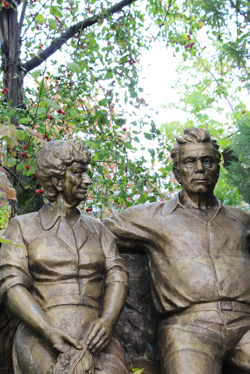 Скульптурная композиция «Виктор Петрович и Мария Семеновна на лавочке».