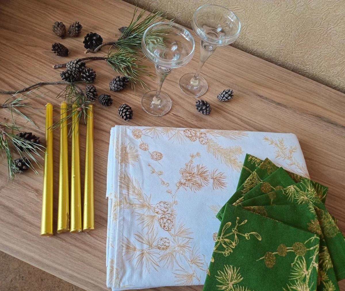 Скатерть с салфетками , подсвечники и свечи 