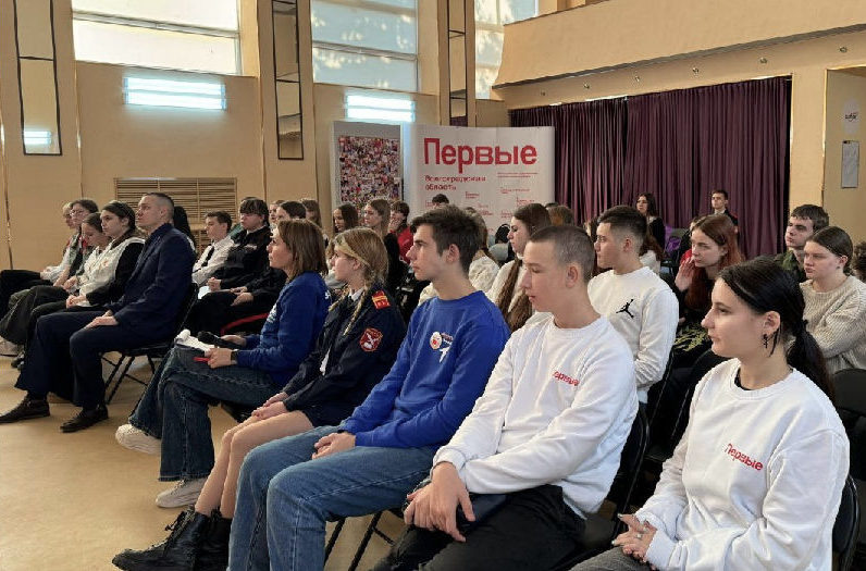    На встрече с участником СВО (фото: Добро.Центр «Планеты молодых»)