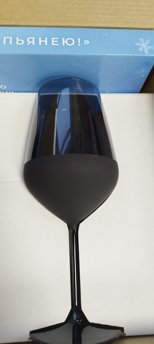 Смотрите, какие шикарные чёрные бокалы мне подарили! Контрагенты удивляют, как могут) Вообще, сделать распаковку новогодних подарков, интересно? 