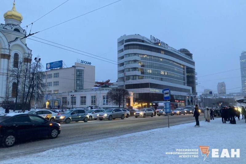    ЕАН. В Екатеринбурге сломался светофор на Малышева-8 Марта