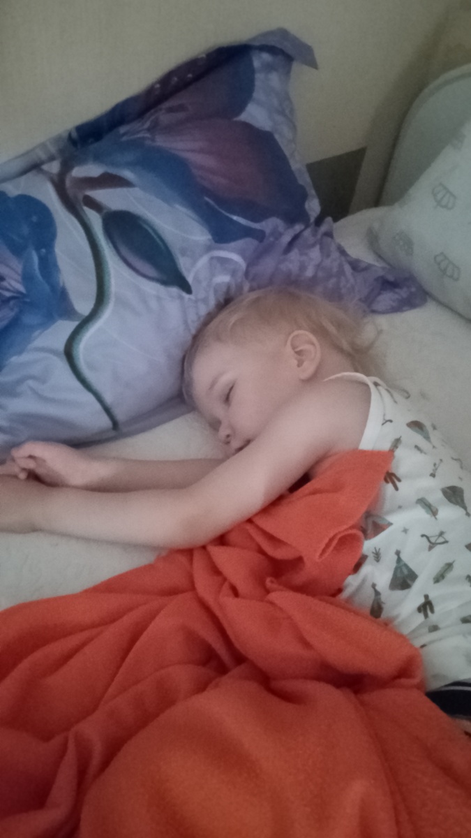 Спит. Это дома.