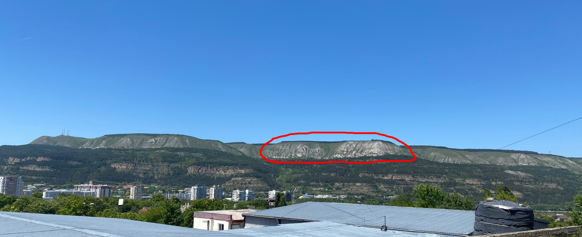 Вид на Боргустанский хребет из Кисловодска. Интересующая нас часть хребта обведена красной линией