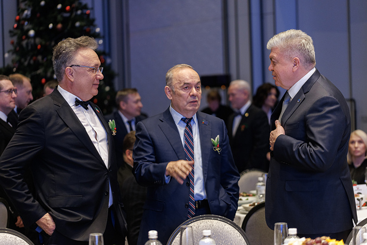    Несмотря на праздничную обстановку, в холле пятизвездочного отеля предприниматели продолжали решать рабочие вопросы.   
Фото: Сергей Елагин