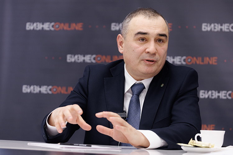    Рустем Хайруллин: «Акцент МКДЦ — на плановой помощи, экстренные случаи составляют 20 процентов от объема работы. Ежегодно через клинику проходят 40 тысяч пациентов, через стационар — 13 тысяч».   
Фото: Сергей Елагин