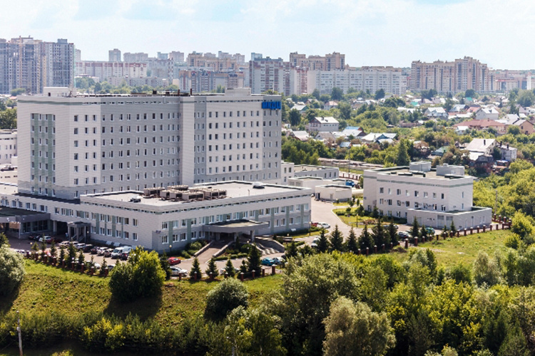    Сегодня межрегиональный клинико-диагностический центр — это 1,6 тыс. сотрудников, из которых 320 врачей и 650 медсестер, стационар на 400 коек, 120 тыс. пациентов и 6,5 тыс. операций в год.   
Фото: tatarstan.ru