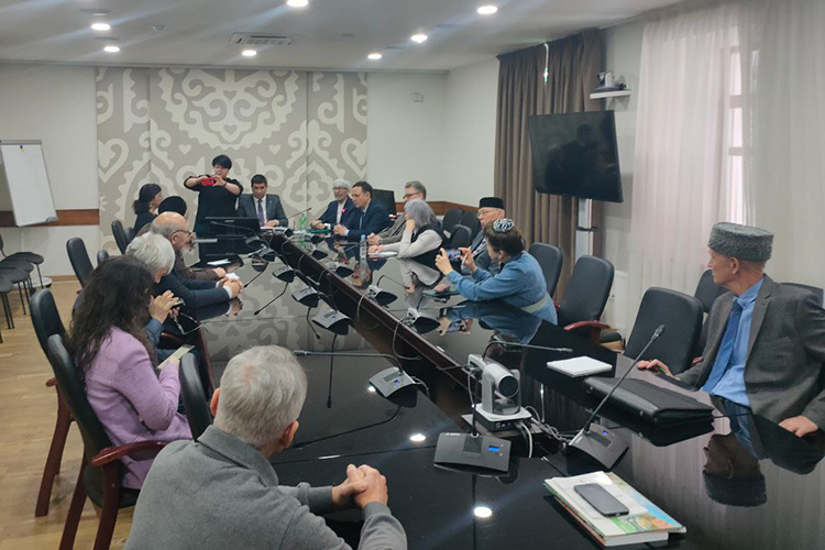    Поводом для встречи на площадке всемирного конгресса татар (ВКТ) стала презентация книги кандидата исторических наук Зайтуны Тычинских «Мурзы Кульмаметьевы. Книга 1. Власть и могущество (XVII–XVIII вв.)»