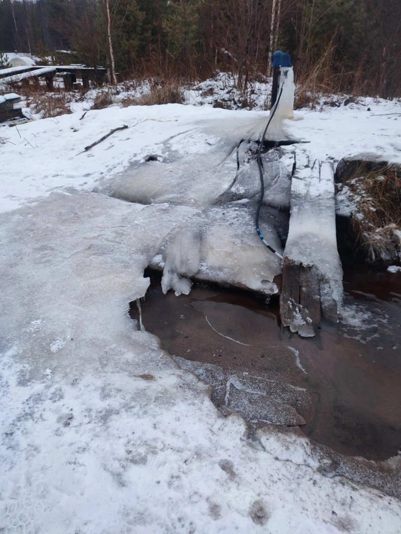    Колонка обледенела в поселке КарелииАндрей Монастыршин