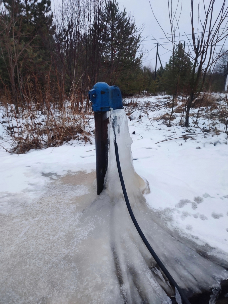    Колонка обледенела в поселке КарелииАндрей Монастыршин