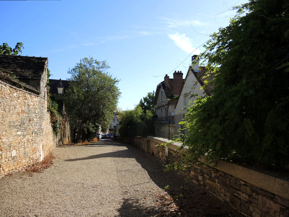 Слева - стена, справа - город, в центре - дорога ☺️