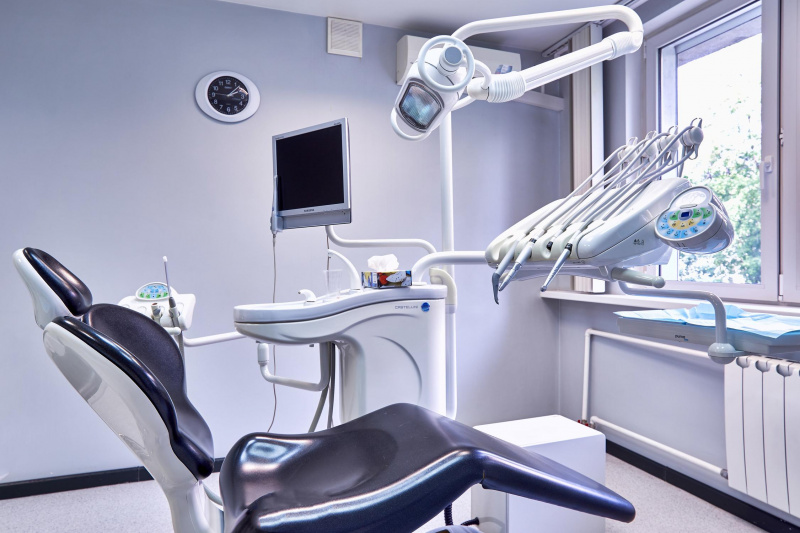 Зубной кабинет у нас почти такой же, только стены обшарпаней, и на потолке штукатурка держится на честном слове