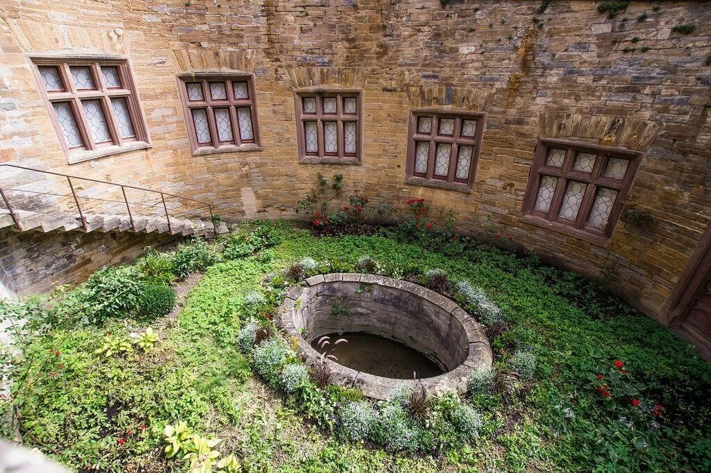 По легенде, такой колодец ведёт прямиком в ад.