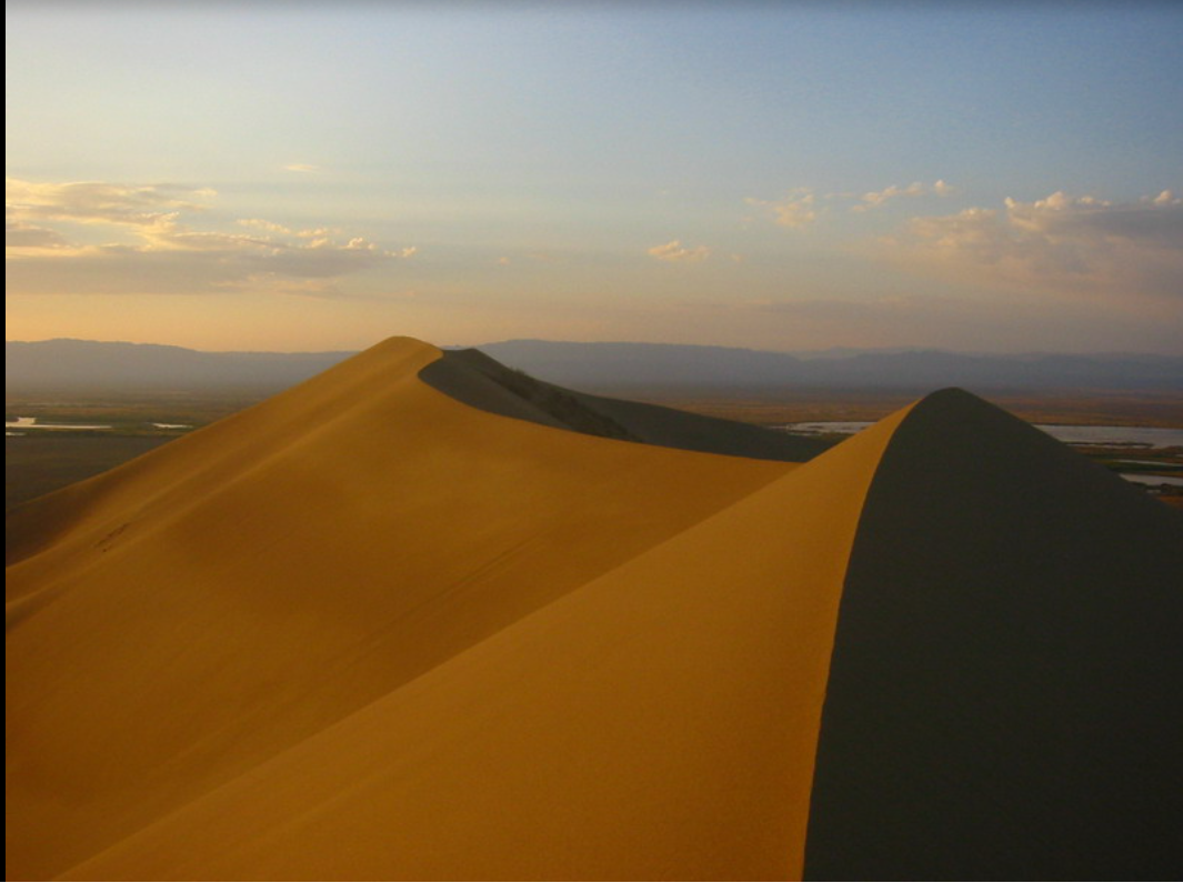 Дюна с поющим песком в национальном парке Алтын-Эмель, Алматинская область, Казахстан