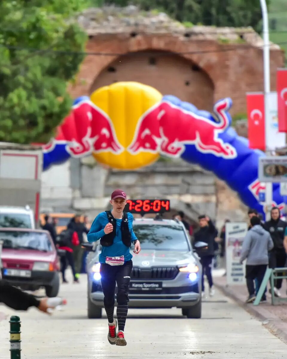 Илья добегает. Финиш проходит через исторические ворота, прямо в центре Изника. Фото от организаторов гонки.