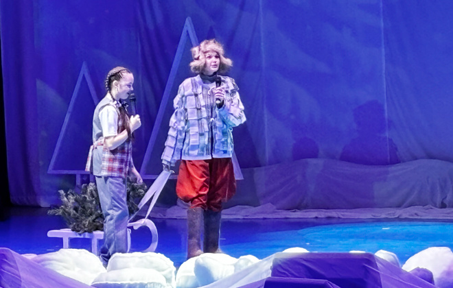 
Увидеть доброту - суперсила. Девочка спела хранителю леса новогоднюю песню и поздравила с наступающим праздником, за что получила в подарок ёлку