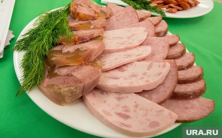 Женщина купила ветчину в фирменном магазине мясокомбината. Фото: Владимир Жабриков © URA.RU