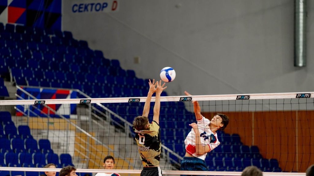    Молодые волейболисты Оренбуржья получили новую экипировку и профессиональные мячи для тренировок «О»