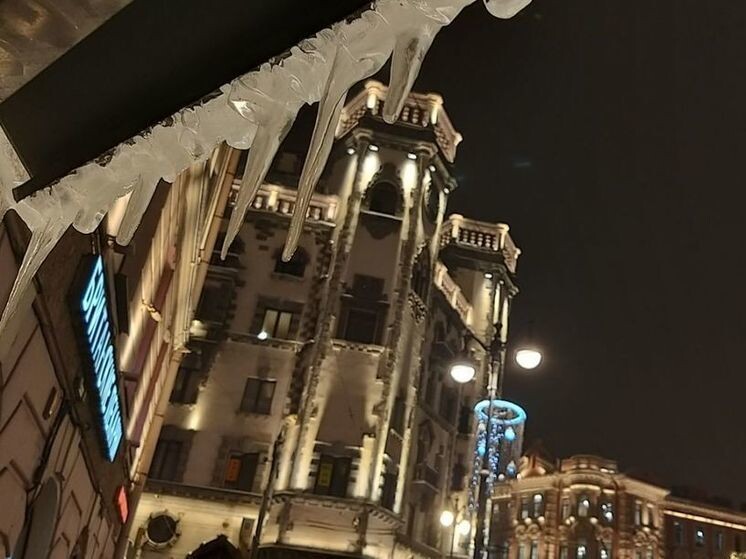     Пока что с сосульками в Петербурге борются по старинке: ломом и лопатами. Фото: «МК в Питере»