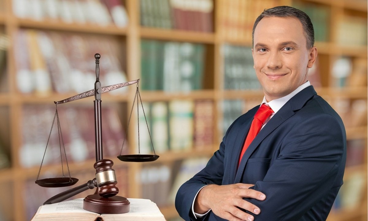 
Вопросы наследования в Республике Казахстан регулируются Гражданским кодексом. В статье 1071 закреплено, что наследник должен принять наследство в течение шести месяцев со дня открытия наследства. Однако в жизни бывают случаи, когда этот срок оказывается пропущен.

🔑 Ключевые SEO-слова: восстановление сроков наследства, Гражданский кодекс Казахстана, срок принятия наследства, восстановление наследственных прав.

🛑 Когда можно восстановить срок?
Согласно статье 1072 Гражданского кодекса РК, восстановление срока возможно, если:

✅ Наследник не знал и не мог знать об открытии наследства.
✅ Пропуск срока произошёл по уважительным причинам, среди которых:

📌 Длительная командировка.
📌 Тяжёлая болезнь.
📌 Пребывание за границей.
📌 Иные обстоятельства, препятствующие заявлению своих прав.
⚖️ Как восстановить срок принятия наследства?
Для восстановления необходимо:

1️⃣ Подготовить исковое заявление в суд.
2️⃣ Указать причины пропуска срока.
3️⃣ Приложить доказательства, подтверждающие уважительность причин.

🕒 Важно! Суд рассматривает заявление только в течение шести месяцев с момента устранения причины пропуска.

⚠️ Что будет, если пропустить срок?
Если наследник не восстановит срок, он утратит право на наследство. В таком случае:

Наследство распределяется между другими наследниками.
Либо имущество переходит в собственность государства.
💡 Практический совет от юриста:
Не откладывайте подачу заявления в суд. Чем быстрее вы обратитесь, тем больше шансов восстановить свои права на наследство.

Если вам нужна помощь в подготовке документов или защите ваших интересов в суде, обращайтесь в "Закон и справедливость"!
📞 Телефон: +7 708 983 65 77
🌐 Сайт: femida-justice.com





