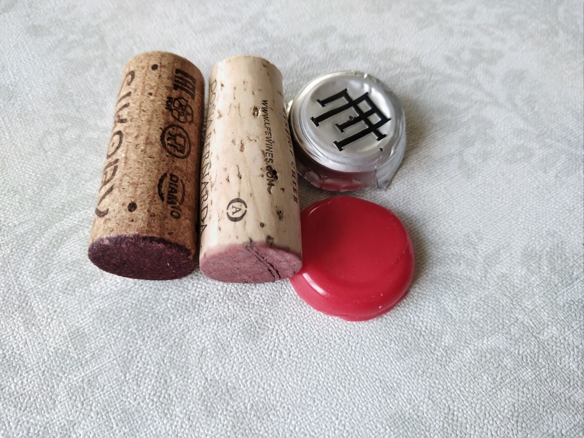 У "Сикоры" пробка Diam10, у "Бернарды" длинная цельная деревянная. Солидно.