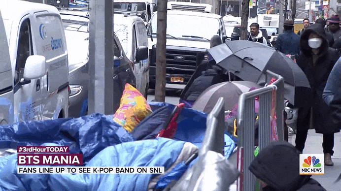 Новостной сюжет о "лагере"АРМИ перед студией шоу SNL (АРМИ начали собираться за 4 дня, чтобы получить возможность попасть на шоу)
