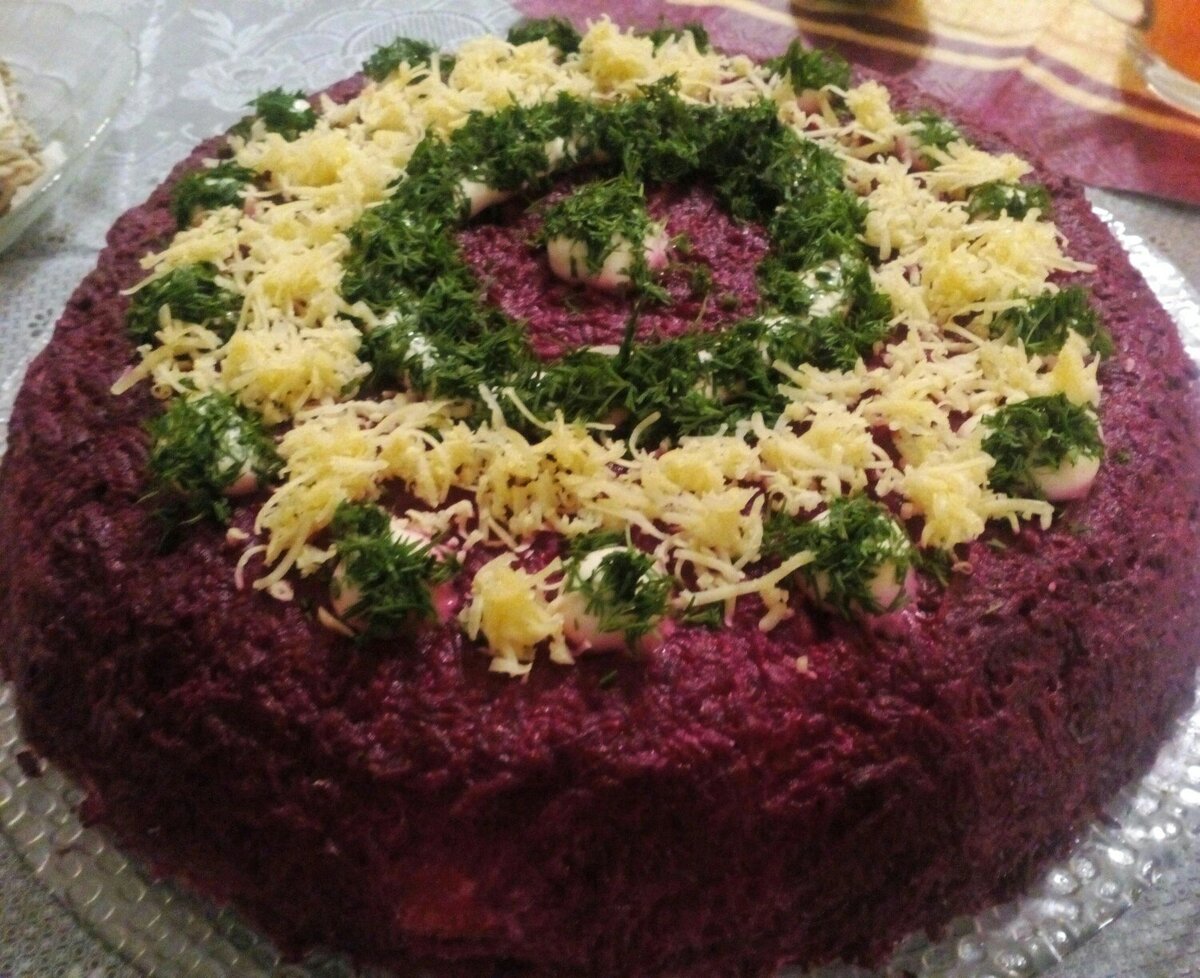 Мою селедку под шубой любят все. Я ее делаю по-особенному уже много лет. Конечно же, я уже поделилась своим рецептом со многими знакомыми и друзьями, и некоторые уже тоже начали делать так же. Но некоторые ингредиенты я туда добавляю совсем не по классическому рецепту. 