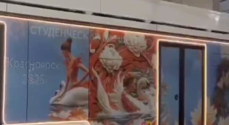     В Красноярске украшают общественный транспорт к Новому году