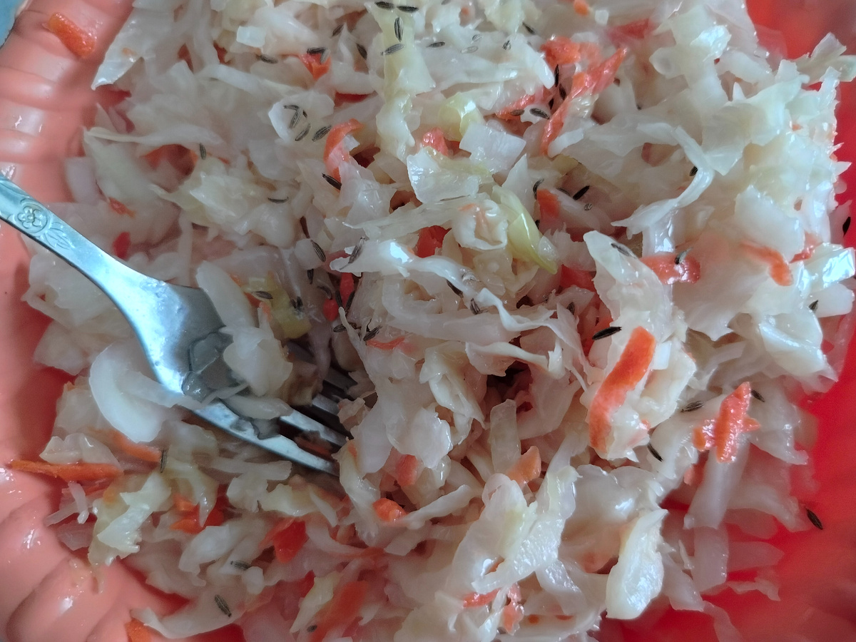 Капуста квашеная самолично. Покрошила лук, добавила растительное масло и немного зиры. 
